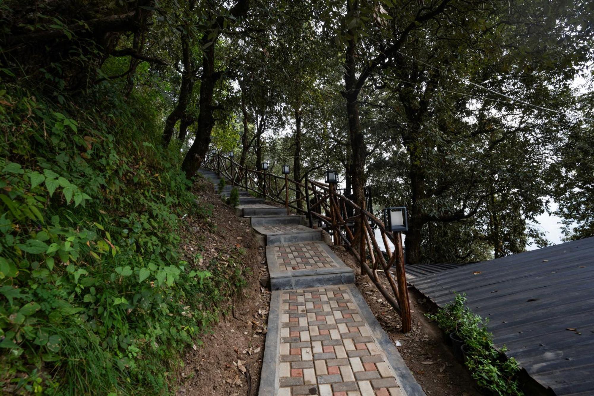 Hotel The Whispering Oaks Nainital Exterior foto